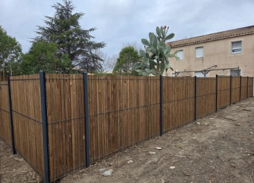 Réalisation de clôture rigide dans un jardin