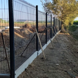 Chantier de pose de clôture rigide