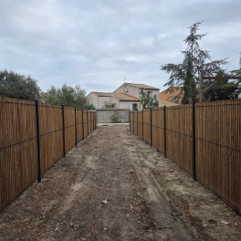 Clôture rigide occultante dans un jardin